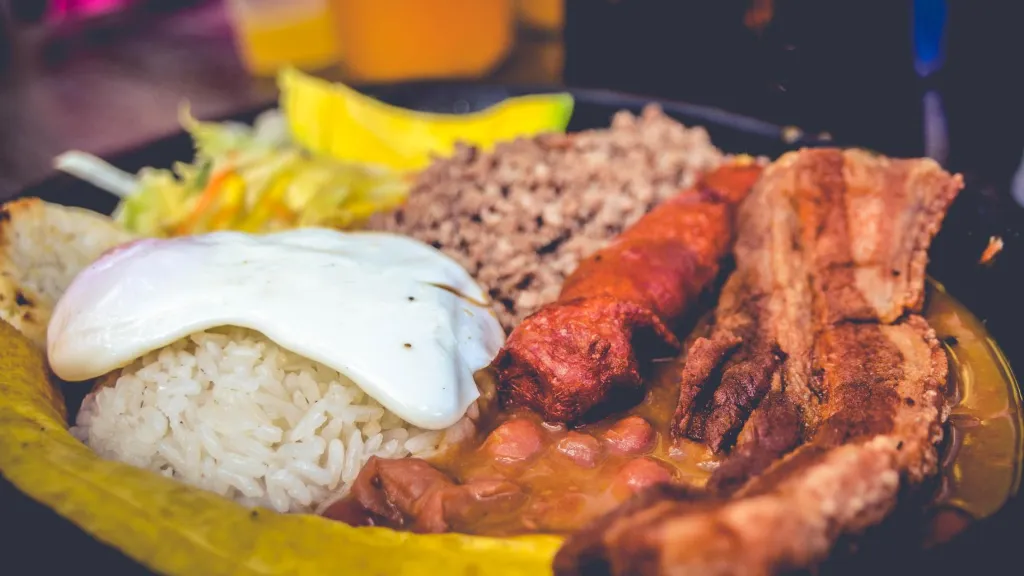 Historia de la bandeja paisa, plato típico de Antioquia 