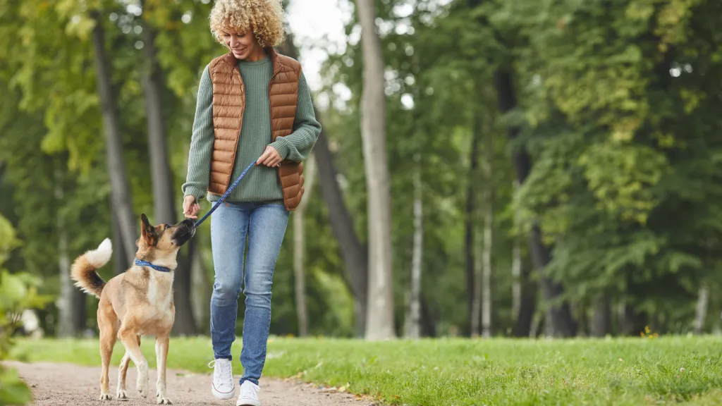 Mujer caminando con su mascota en un ambiente tranquilo 