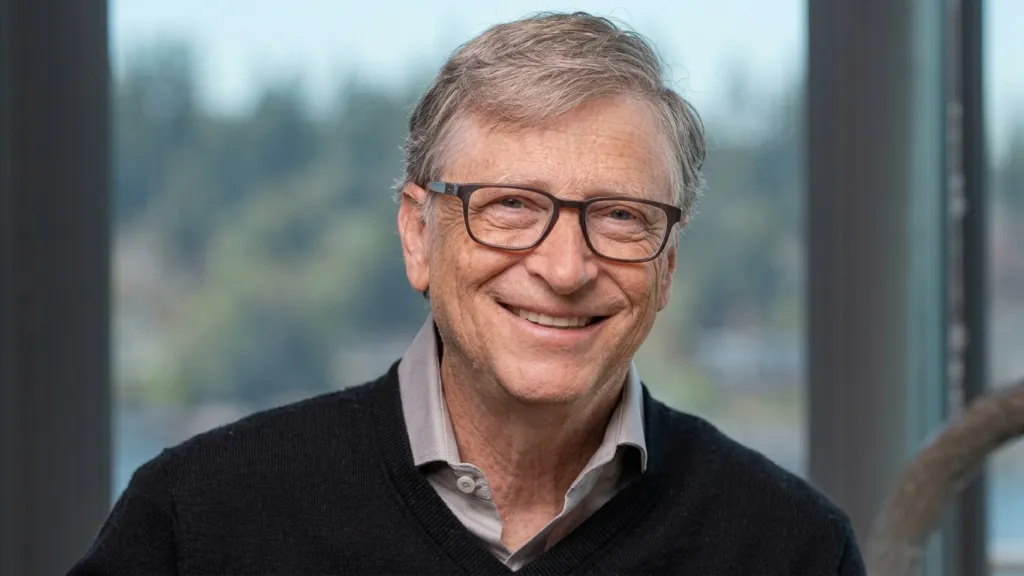 Bill Gates considera insuficiente la autorregulación de las empresas de IA y plantea la necesidad de leyes y mecanismos de supervisión.