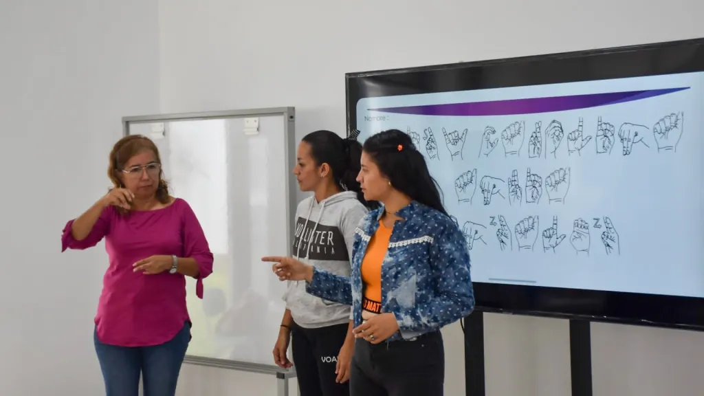 ¿Dónde puedo aprender lenguaje de señas gratis en Ibagué?