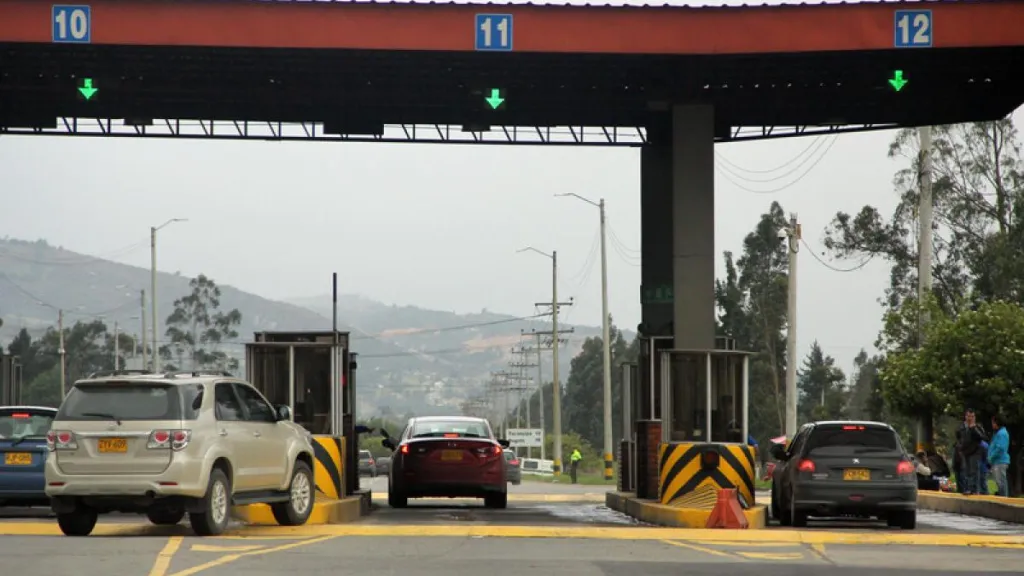 Petro propone eliminar peajes y fortalecer red férrea en Colombia