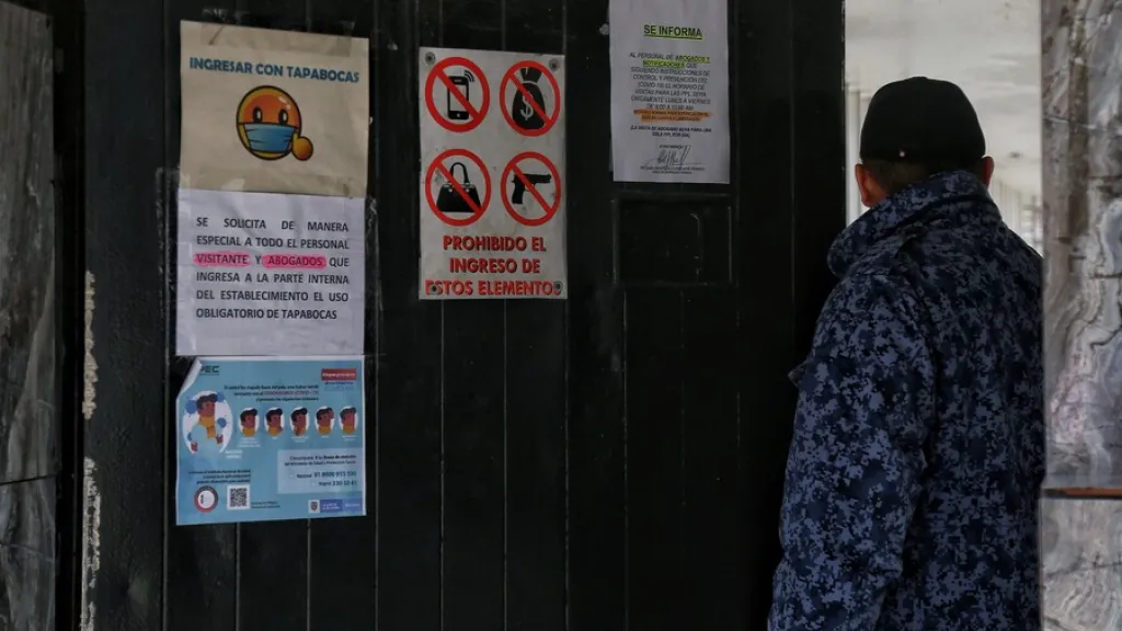 Imputan a guardias del Impec por ingresar licor a La Modelo