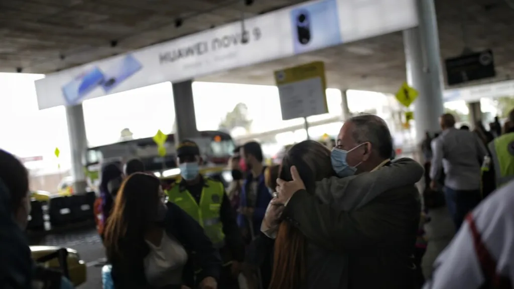 ¿Puedo despedirme de un familiar en el Aeropuerto El Dorado?
