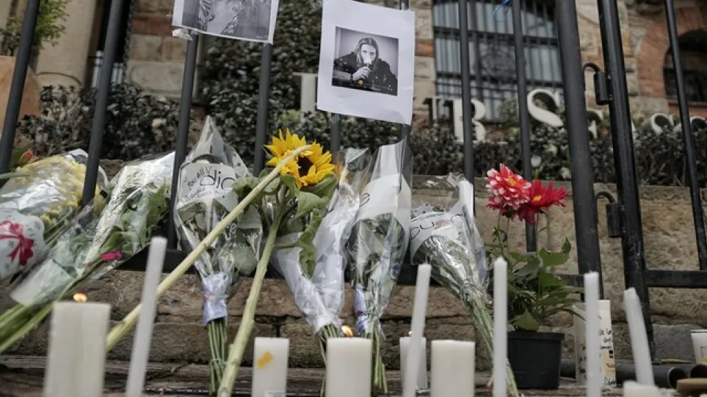 Fanáticos de Foo Figthers rinden homenaje a Taylor Hawkins en Bogotá
