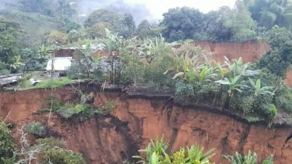 Vía Panamaericana: deslizamiento de tierra taponó la carretera