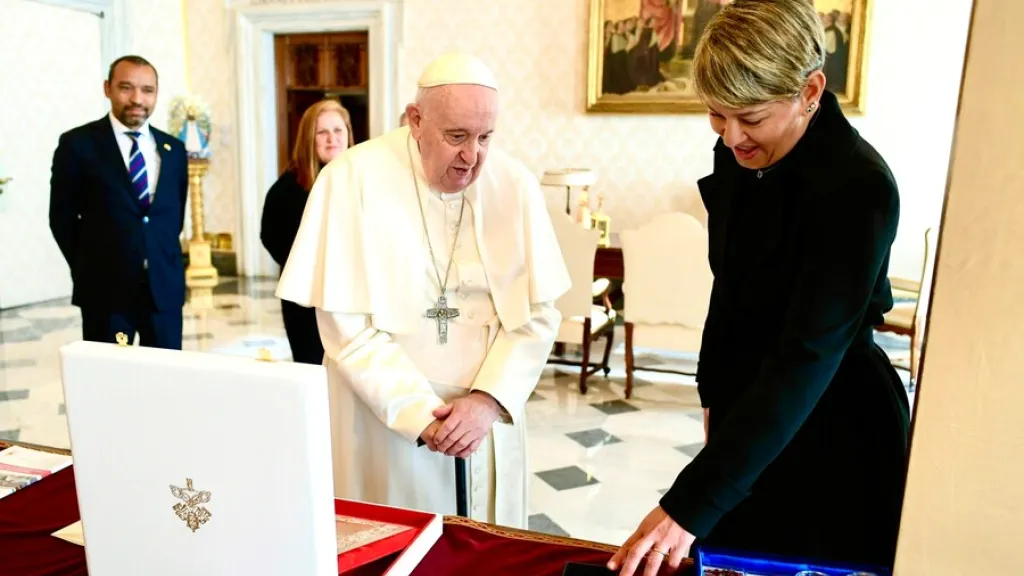Primera dama Verónica Alcocer se reunió con el papa Francisco