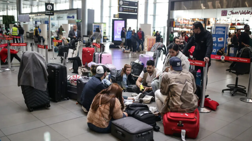 Piden más protección a viajeros varados por crisis de aerolíneas