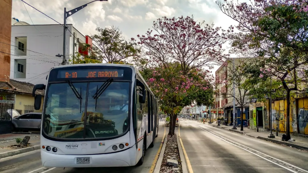Transmetro por las calles de Barranquilla