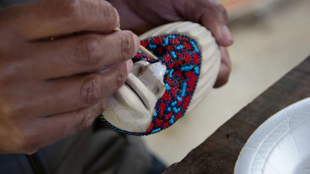 Desplazamiento de comunidades indígenas: apoyo a artesanos
