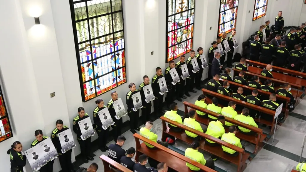 Homenaje a policías asesinados en Colombia