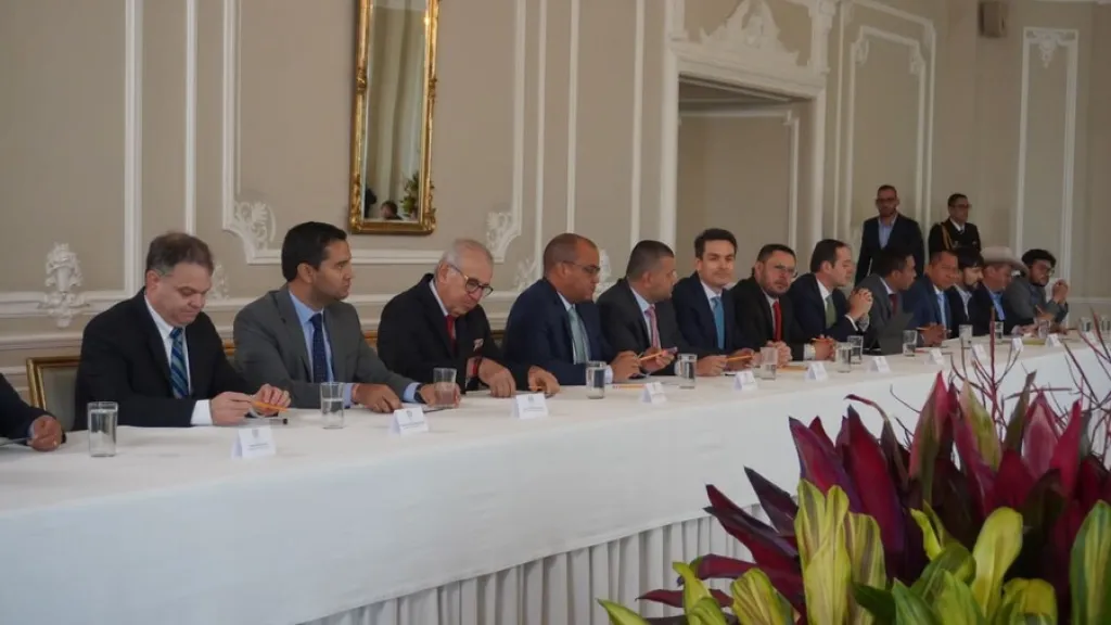 Alcaldes apoyan reforma tributaria del Gobierno Petro