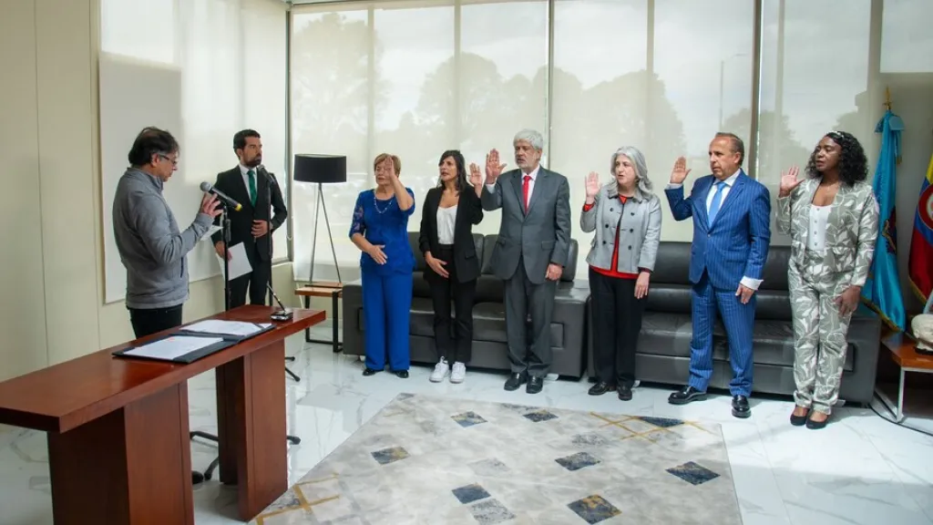 Gustavo Petro posesionó a otros seis de sus ministros | Gobierno