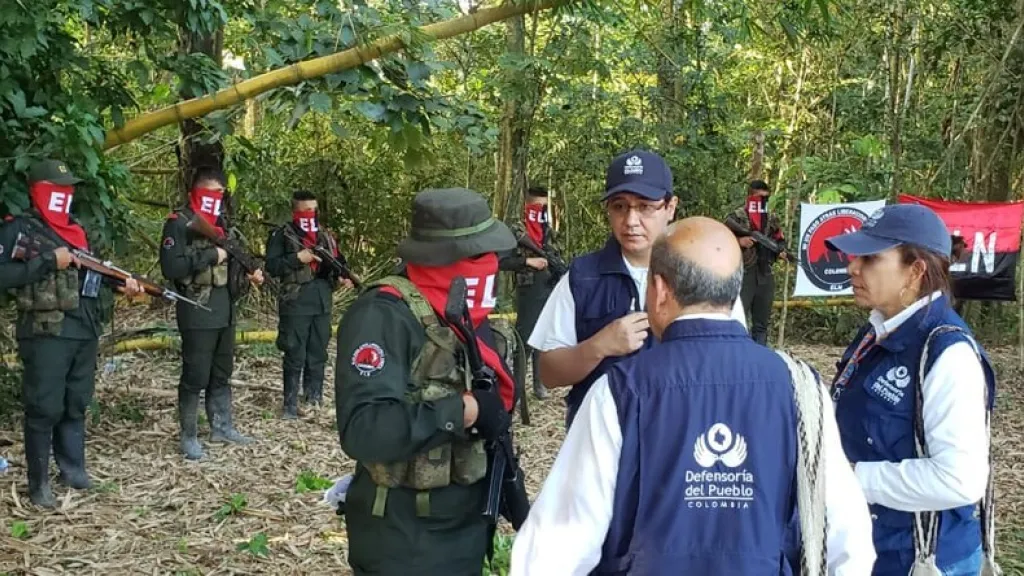 El Eln libera a seis miembros de la fuerza pública en Arauca