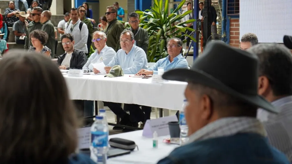 Petro propone a los grupos armados un cese multilateral al fuego
