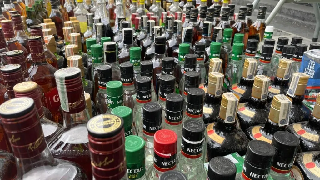 Licor adulterado: Policía entregó reporte de personas capturadas