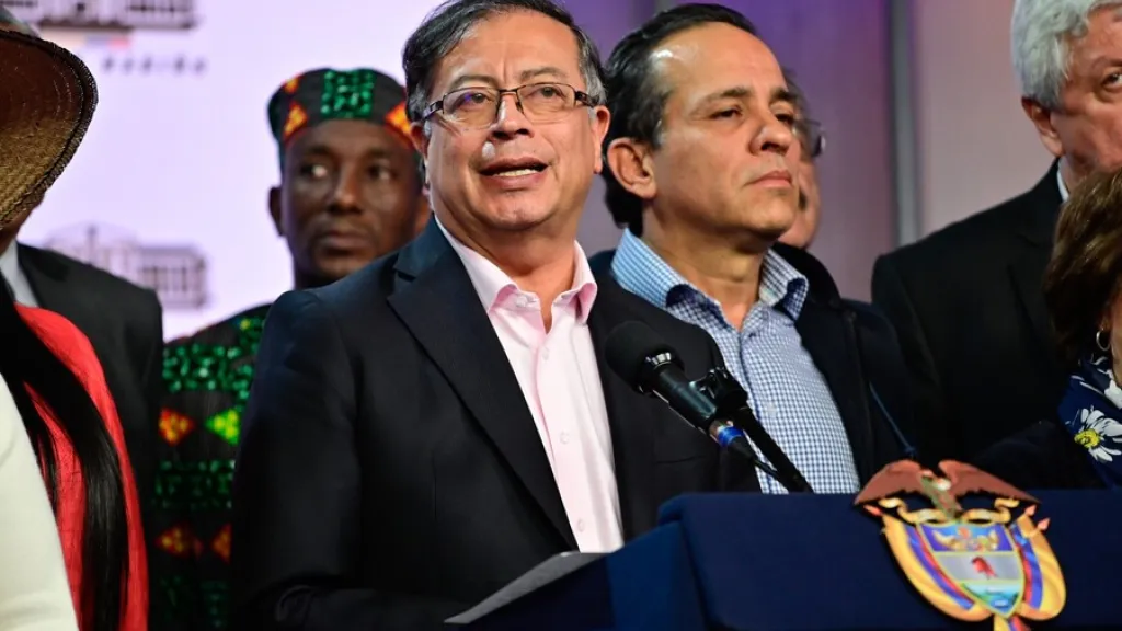 Presidente Petro aceptó reunión con exjefes paramilitares