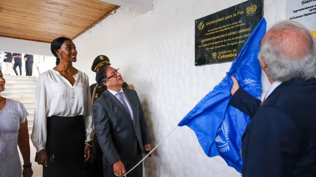 Universidad para la Paz condecora a presidente Petro