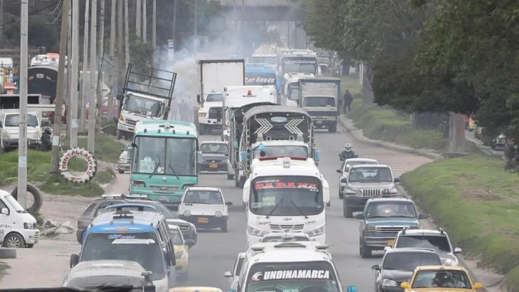 La calle 13 tendrá cambios temporales de movilidad durante un mes. Conozca los horarios, corredores y rutas que tendrán modificaciones entre Bogotá y Mosquera.