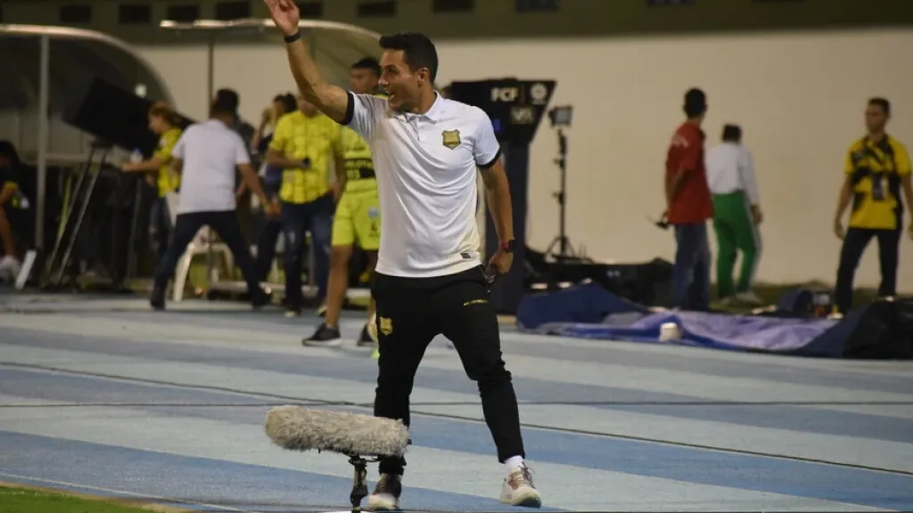 Lucas Gonzáles, DT América