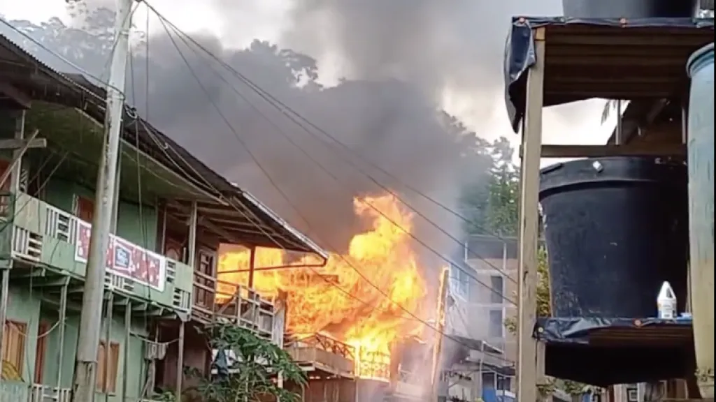 Alerta: Incendio en Puerto Meluk, Chocó, dejó tres casas totalmente consumidas