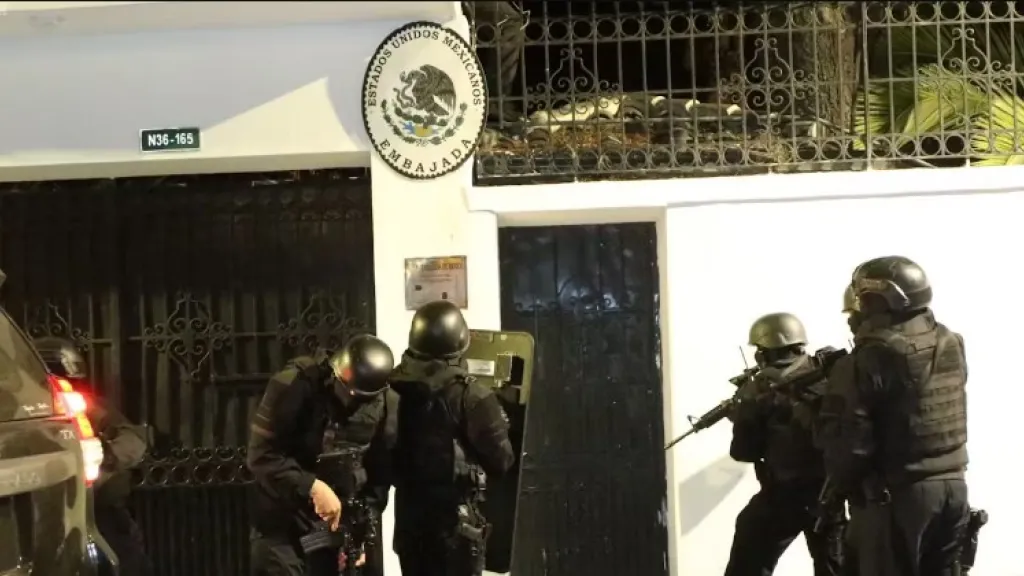 Por qué los ataques de las embajadas en Quito y Damasco sientan un peligroso precedente diplomático