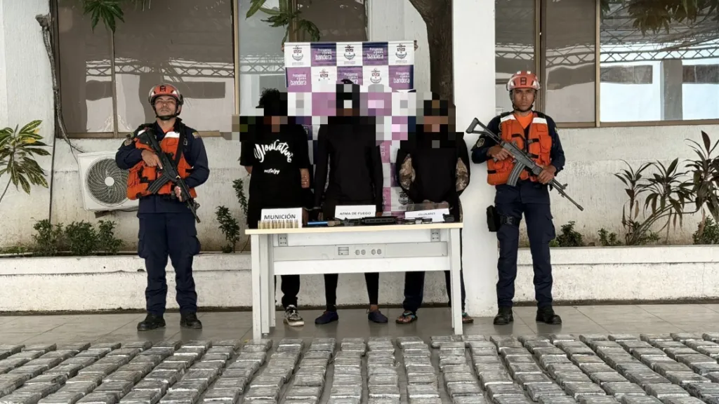 Petro celebra incautación de casi media tonelada de cocaína en La Guajira