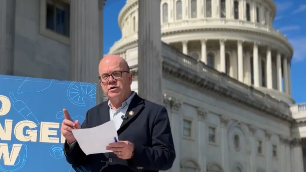 Congresista demócrata Jim McGovern critica ataques de Trump en aguas internacionales 