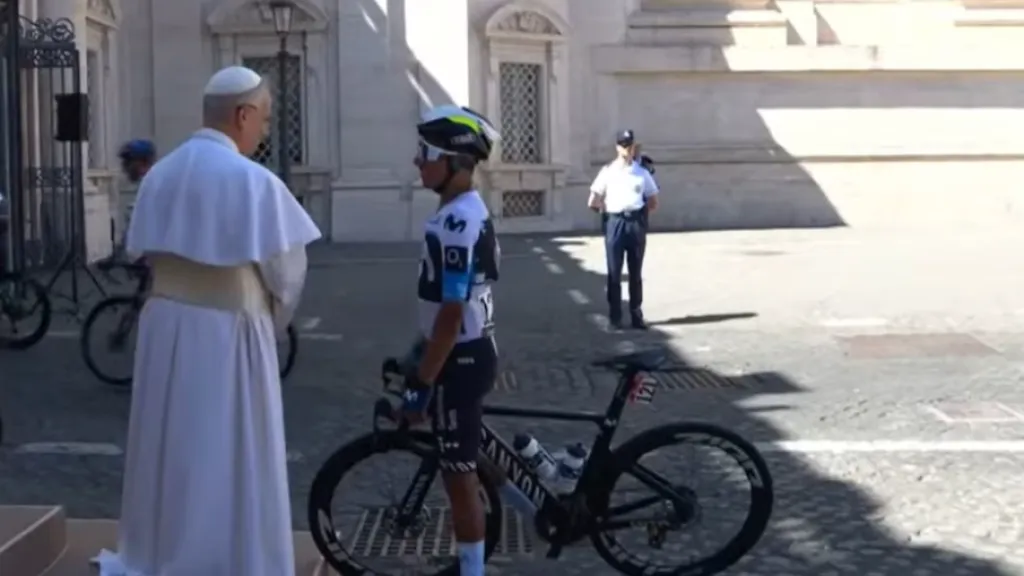 Nairo Quintana saludó al papa León XIV en el Vaticano durante el Giro de Italia 2025