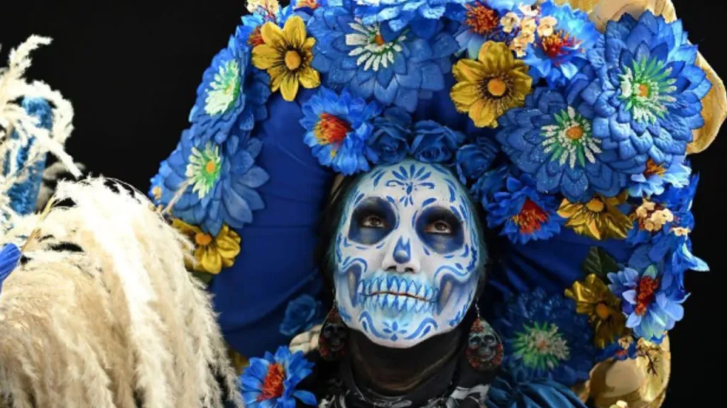 Conoce el origen de la Catrina, quién la creó y qué significado tiene esta figura que pasó de ser una crítica social a convertirse en un símbolo del Día de Muertos en México.