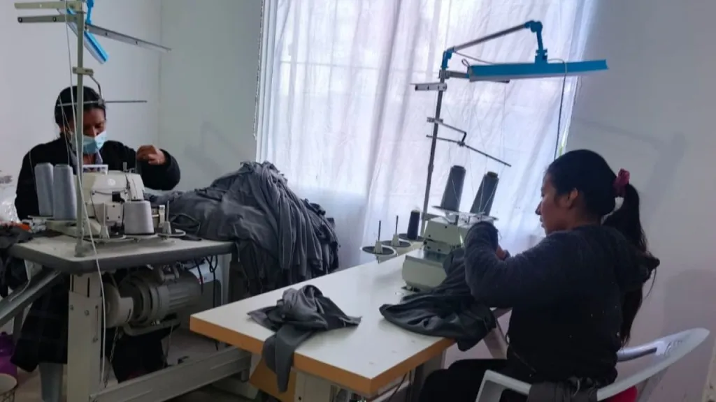 Mujeres firmantes de Caldono, Cauca, encuentran en la industria textil una oportunidad para fortalecer su autonomía económica y avanzar en una reintegración sostenible.