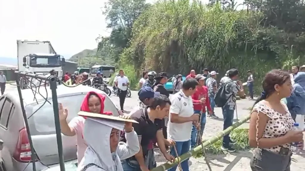 Continúa bloqueada la vía Panamericana Popayán - Pasto por protesta de comunidades