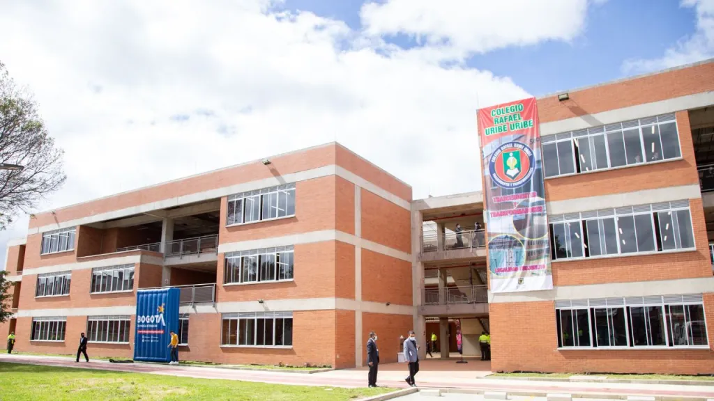 La Secretaría de Educación confirmó que habrá clases en los colegios públicos de Bogotá este 14 de octubre, pese a la convocatoria de paro nacional de maestros.