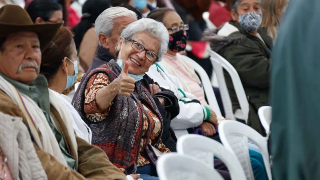 Colombia Mayor inicia pagos el 28 de octubre de 2026. Conoce cuántos beneficiarios recibirán hasta $230.000 y cómo reclamar la transferencia.