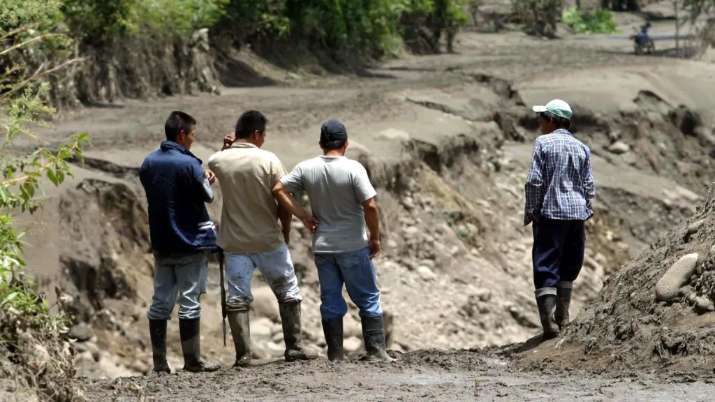 Con paso restringido continúan la vía entre los departamentos de Huila y Cauca