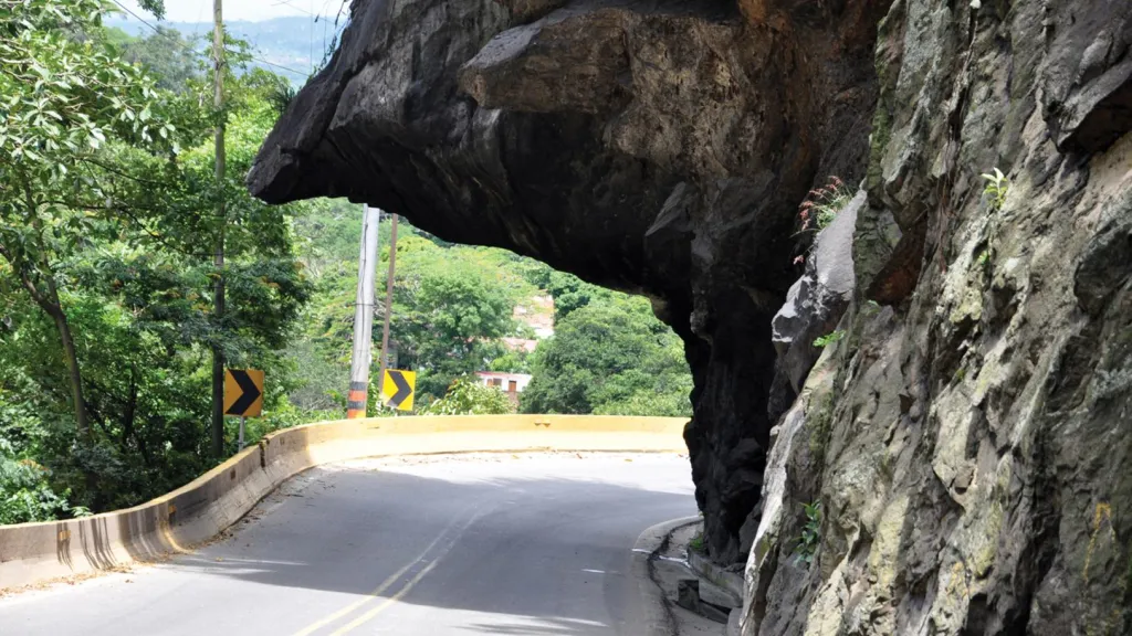 Habilitada vía Bogotá-Girardot, en el sector de la 'Nariz del Diablo'