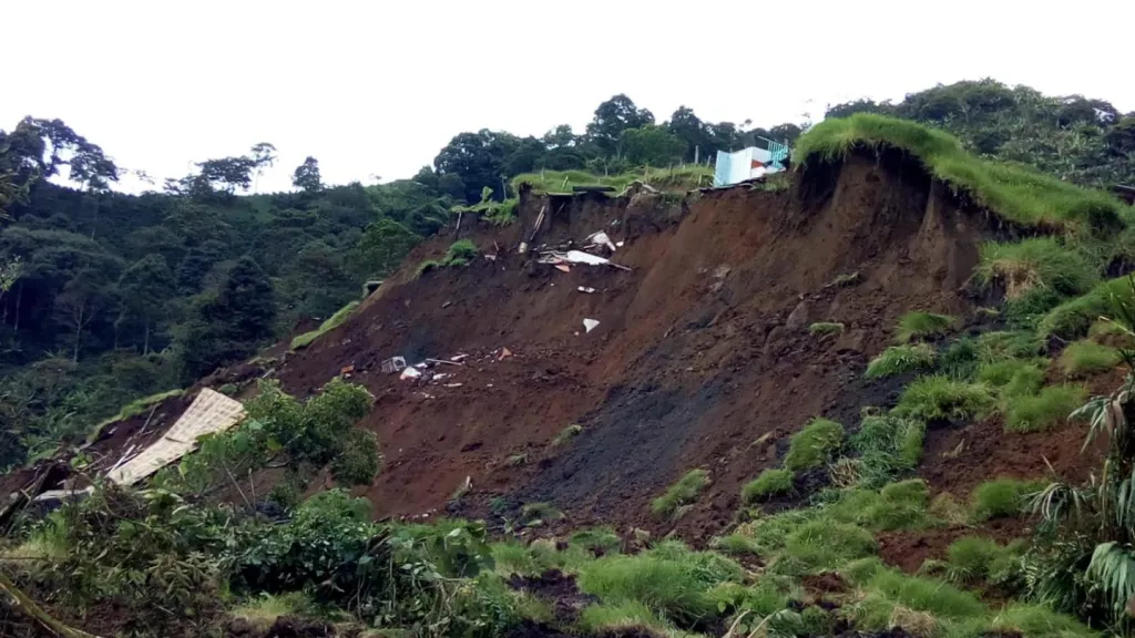 Deslizamiento destruyó tres viviendas y varios cultivos en Guática, Risaralda