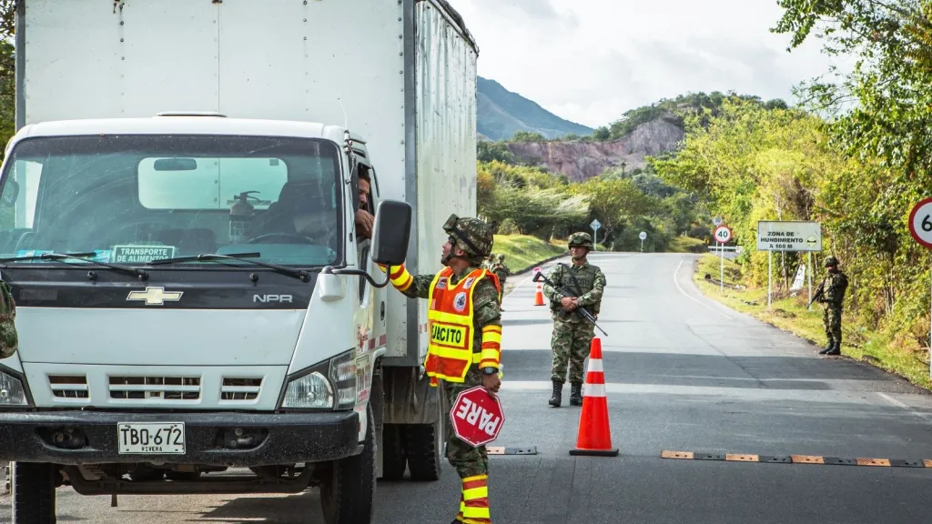Ejército denuncia exigencias de grupos armados ilegales en Huila 