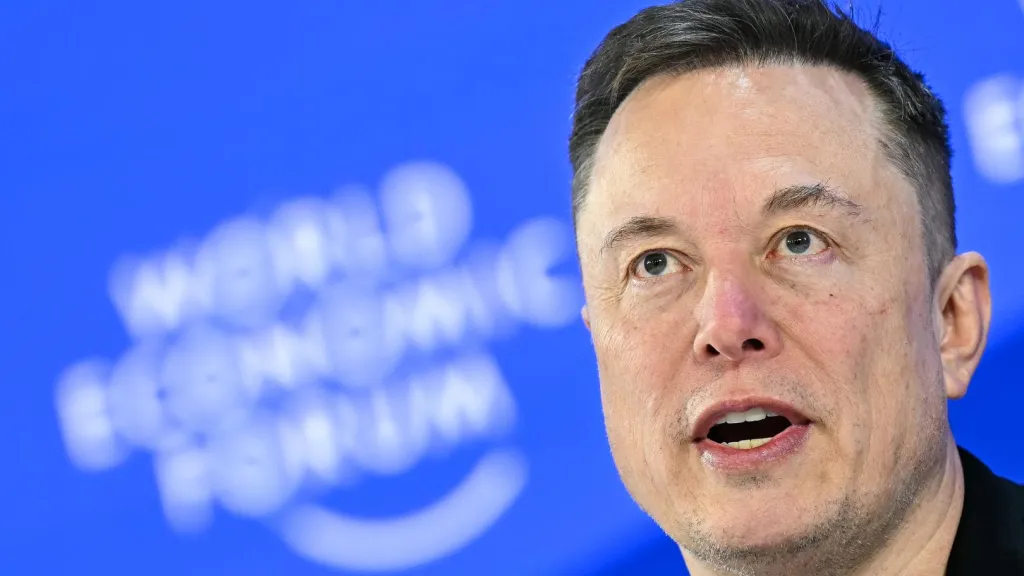 Elon Musk engañó a accionistas de Twitter y provocó caída del precio