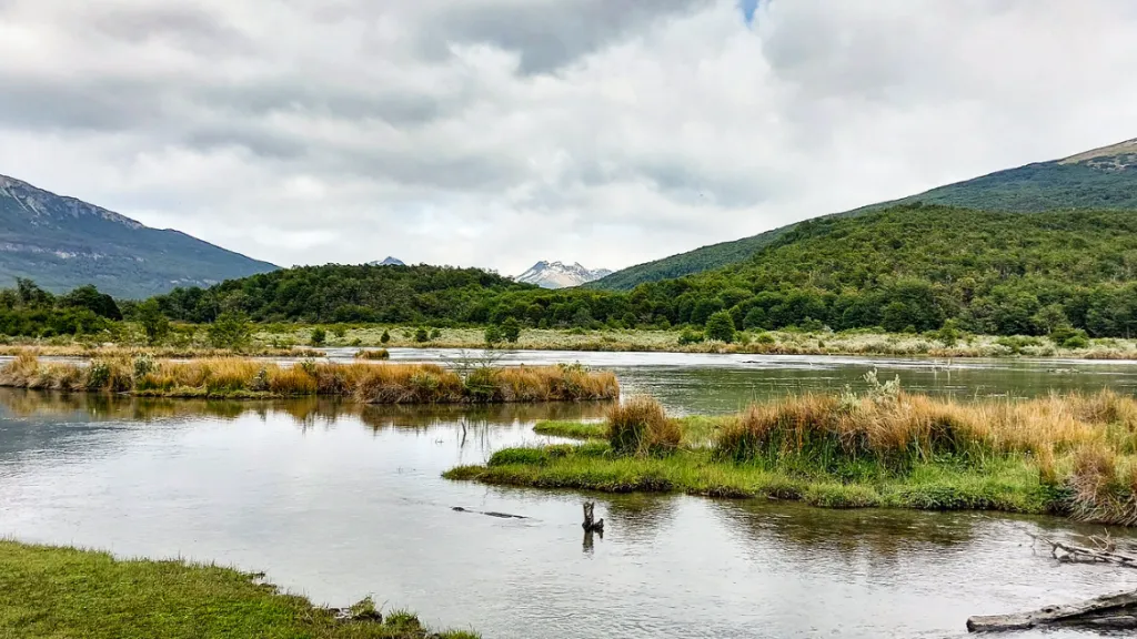 Vista panorámica de un lago en región de Ushuaia, Argentina