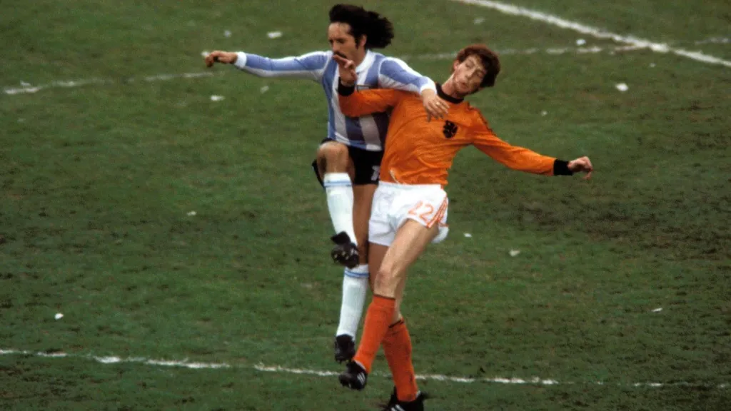 El defensa de Países Bajos marcó un hito en el Mundial de Argentina-78: el único jugador en marcar un autogol y un gol en un mismo partido de una cita orbital. 