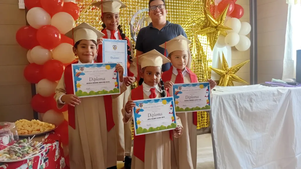 Primera graduación Escuela Camilo Torres Restrepo Agustín Codazzi