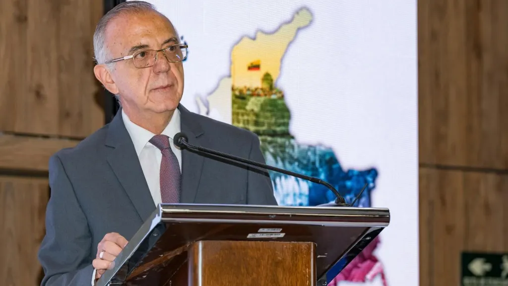 Exministro de Defensa Iván Velasquez desmiente información revelada por Noticias Caracol sobre el proceso de paz con el Clan del Golfo