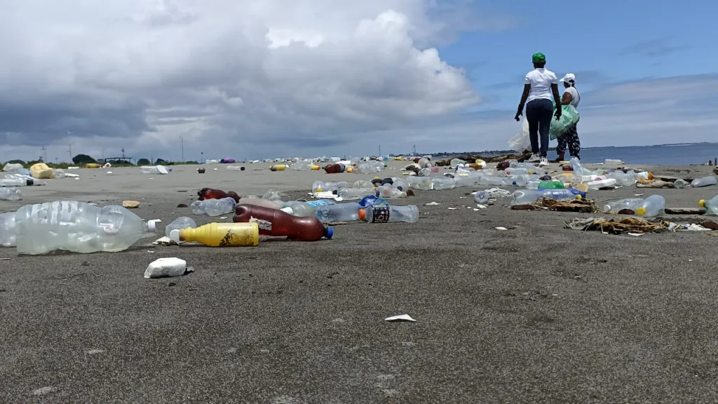 Reciclaje convertido en artesanías: labor de mujeres en Tumaco, Nariño