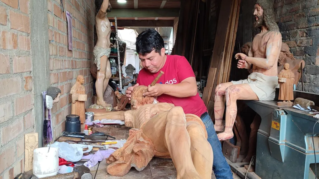 Raúl Perugache artista tallador de madera 