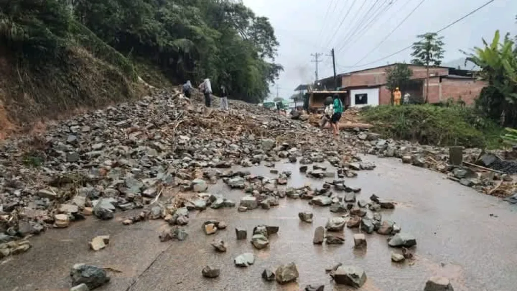 Vía Ricaurte – Tumaco, bloqueada por deslizamientos de roca y tierra
