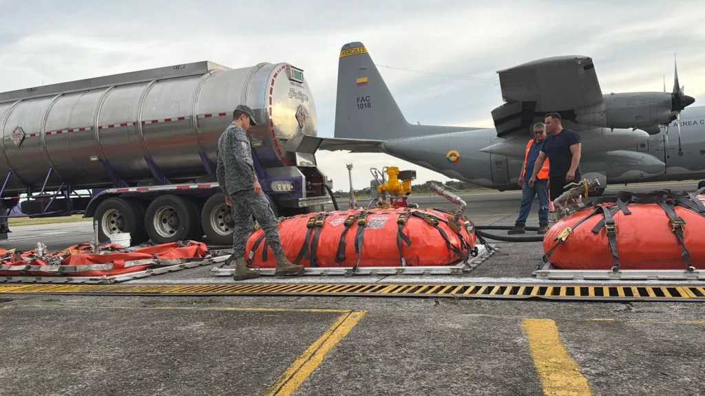 Fuerza Aeroespacial Colombiana transporta 6 mil galones de combustible a Mitú e Inírida