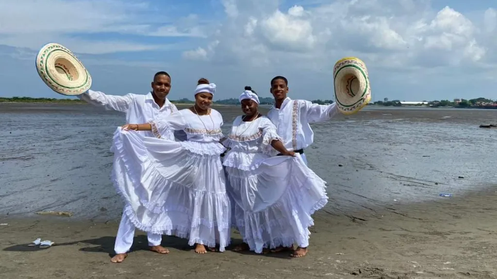 Jóvenes de Tumaco y música de marimba