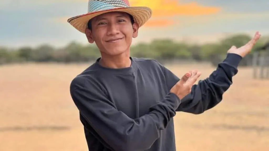 joven wayuu poliglota: Joander González