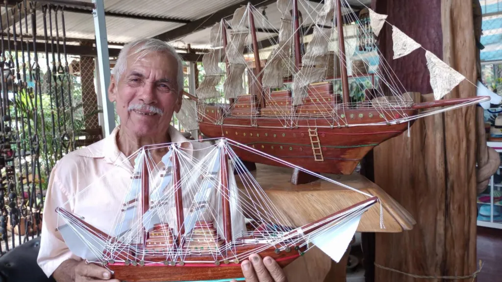 Barcos de madera a escala en el río Putumayo | Artesanos colombianos