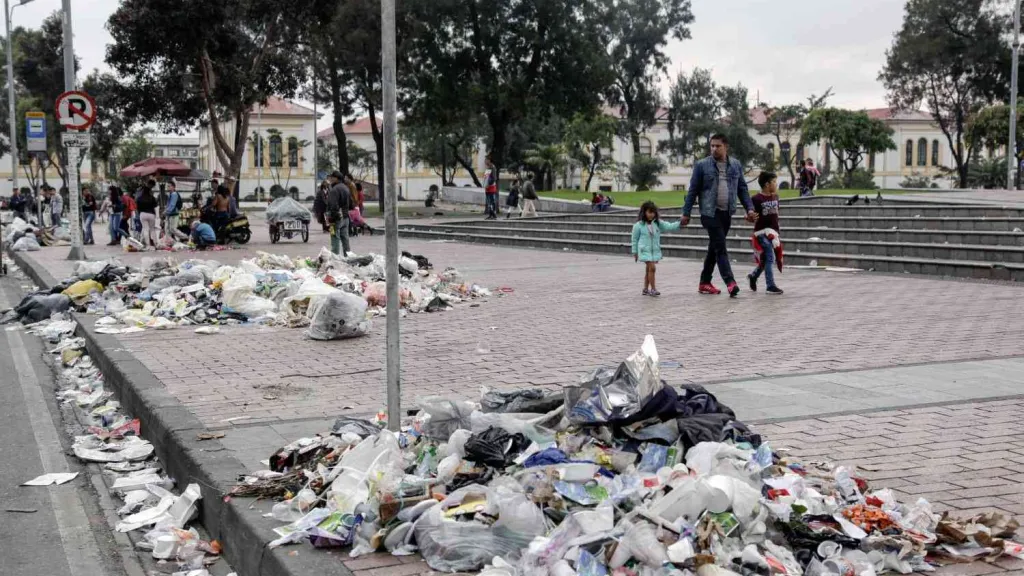 Recolección de basuras en Bogotá: preocupación ciudadana por retrasos y fallas en el sistema actual